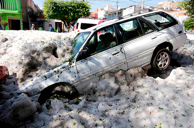 通常は平均気温が30度以上のメキシコでは、6月30日、大量の雹で豪雪地帯のように（時事通信フォト）