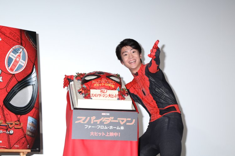 スパイダーマンの顔デザインのケーキと伊藤健太郎