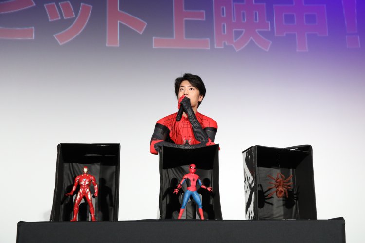 スパイダーマンのフィギュアと伊藤健太郎