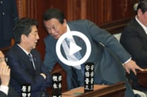 衆議院本会議場で安倍晋三首相(左)と談笑する麻生太郎金融相=21日、国会内