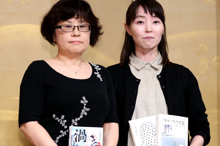 直木賞を受賞した大島真寿美氏（左）と芥川賞を受賞した今村夏子氏（時事通信フォト）