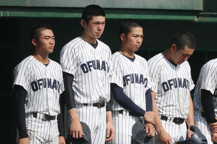 花巻東に敗れ、涙をこらえる大船渡の佐々木朗希投手（左から2人目＝時事通信フォト）