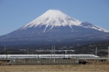 東海道新幹線と富士山（時事通信フォト）