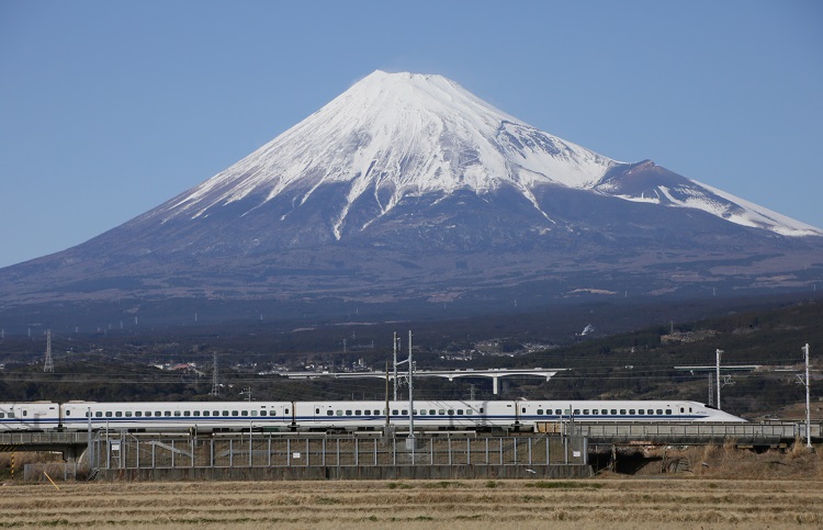 観光客人気が高い新幹線から見える富士山（時事通信フォト）