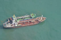北朝鮮船と韓国船の瀬取り疑惑写真（時事通信フォト）