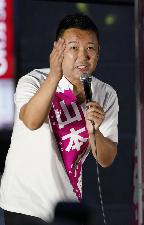 品川駅前で街頭演説をする「れいわ新選組」の山本太郎代表(時事通信フォト)