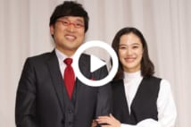 結婚報告記者会見で寄り添う女優の蒼井優さん（右）とお笑いコンビ、南海キャンディーズの山里亮太さん＝５日夜、東京都新宿区