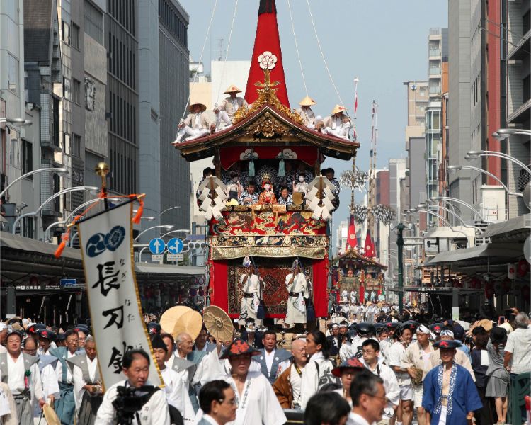 古都京都の夏の風物詩。一度は見に行きたい（時事通信フォト）