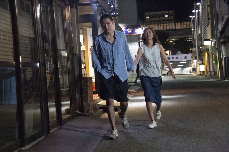 秋田の繁華街で、人目を忍んで撮影されたシーン