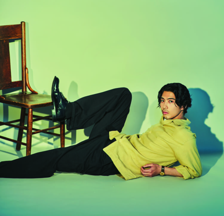 ポーズをキメる賀来