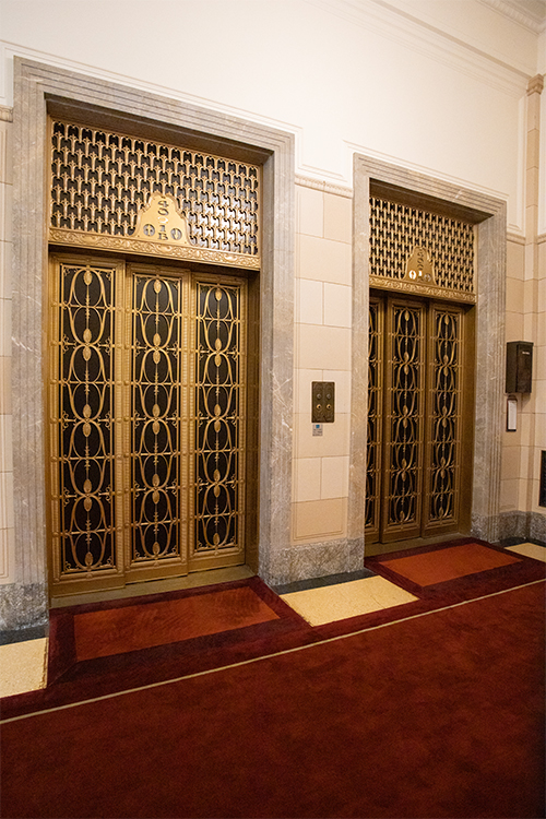 首相も使うという議事堂のエレベーターは扉のデザインも豪華。残念ながら一般参観者は使用不可