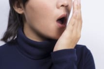 女性ホルモンが口臭を悪化させる?(写真/アフロ)