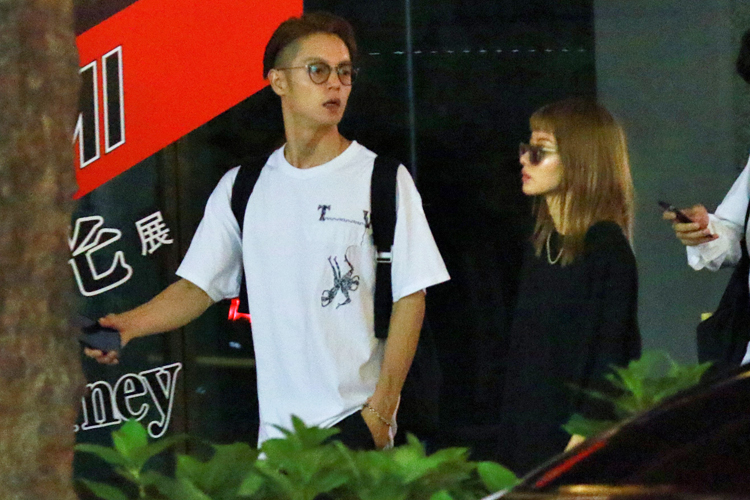 ふたりとも、メガネ、サングラスで変装？