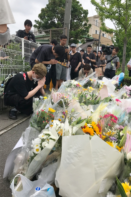 国内外からファンが集まり、花を手向けた
