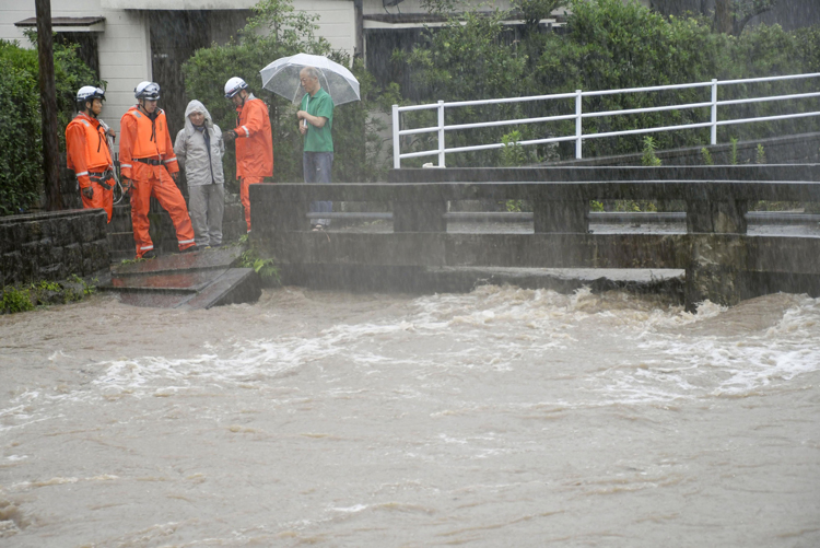 九州豪雨で増水した鹿児島市の和田川（共同通信社）