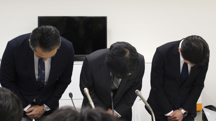 頭を下げるセブン・ペイの小林強社長(中央)ら=4日(写真/共同通信社)