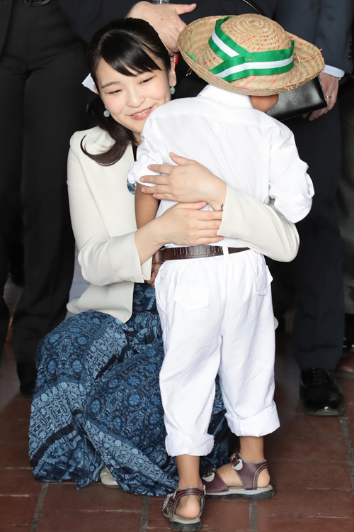 眞子さまは訪れた養護施設で、見送りの男の子をハグされた（7月17日、ボリビア・サンタクルス 撮影／横田紋子）