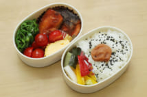 おかずはカップできちんと区切り、ご飯の上には梅干しを