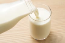 完全に菌を殺していない牛乳の賞味期限は短い(写真/PIXTA)