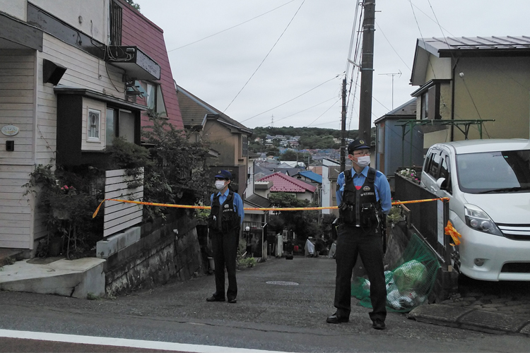 事件現場は規制線が張られ、緊張感が漂う