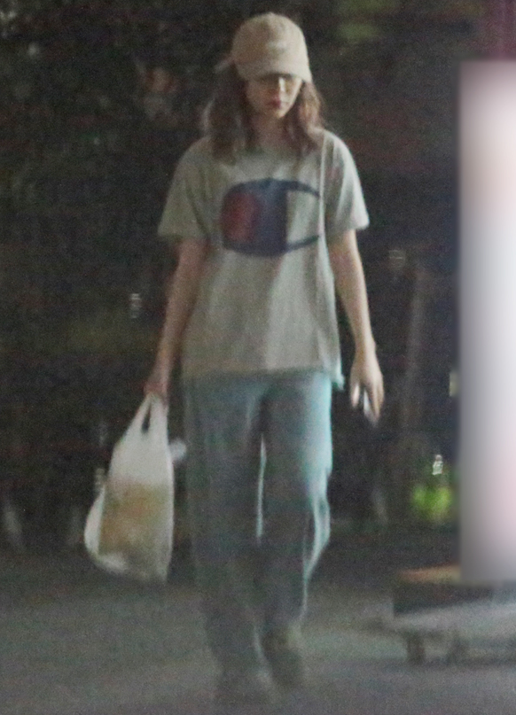 写真 指原莉乃 堂々の チャンピオン Tシャツで夜のコンビニへ Newsポストセブン