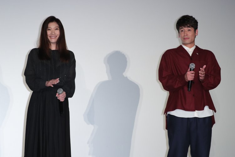 映画『今日も嫌がらせ弁当』舞台挨拶に登場した篠原涼子と佐藤隆太