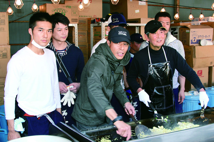 2011年4月、石巻市で炊き出しする石原軍団