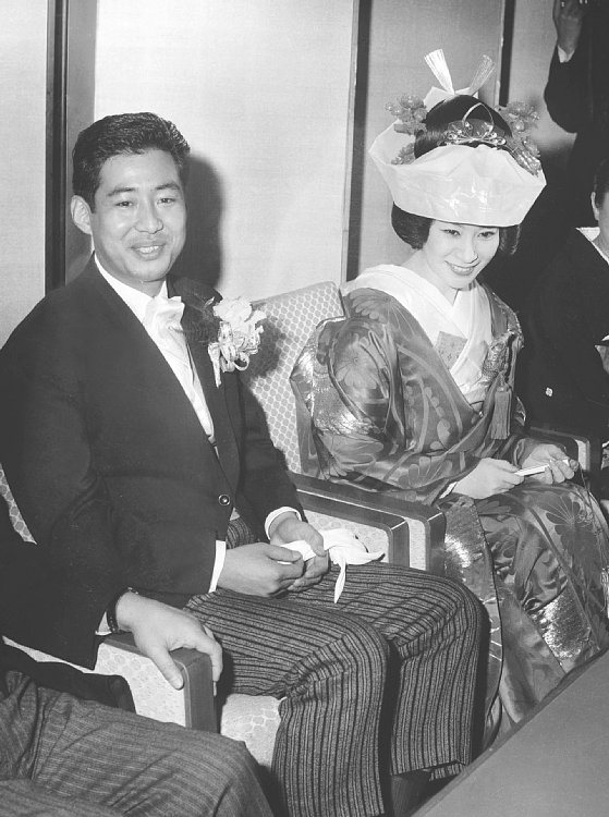 挙式した高島忠夫さん、寿美花代（1963年2月、写真／共同通信社）