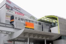 立川南駅を走る多摩都市モノレール。市民の足として活躍中