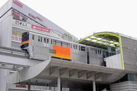 立川南駅を走る多摩都市モノレール。市民の足として活躍中