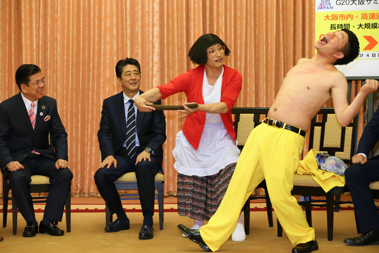 首相官邸でネタを披露する吉本新喜劇のメンバー。安倍首相もご満悦（時事通信フォト）