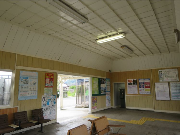 那古船形駅の待合室（筆者撮影）