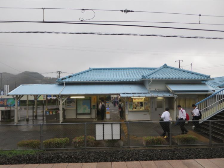 「内房型」の典型・浜金谷駅をホーム側から望む（筆者撮影）