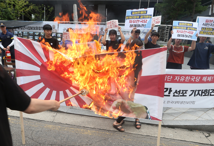 韓国で燃え上がる反日運動（EPA＝時事）