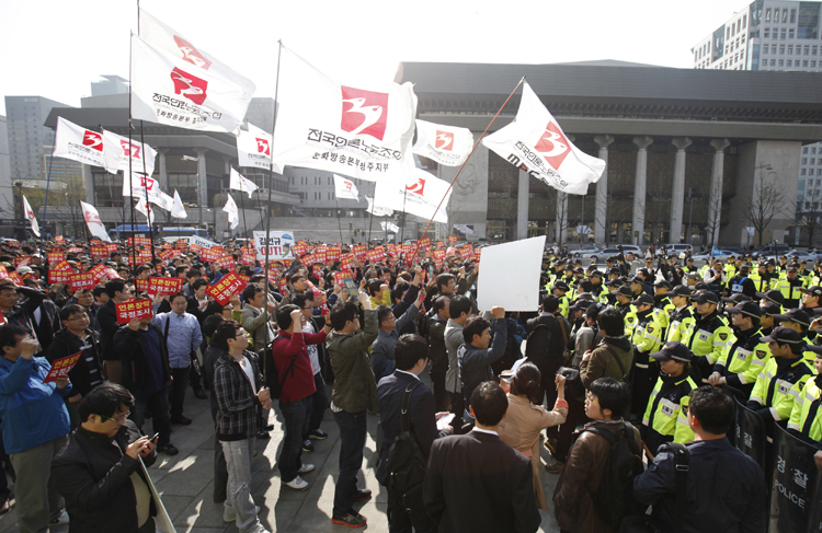 集団ストライキに入るKBSとMBC局員たち（写真／Reuters／AFLO）