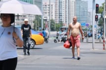 「上半身裸」も北京ビキニのスタイルの一つ（Imaginechina/アフロ）