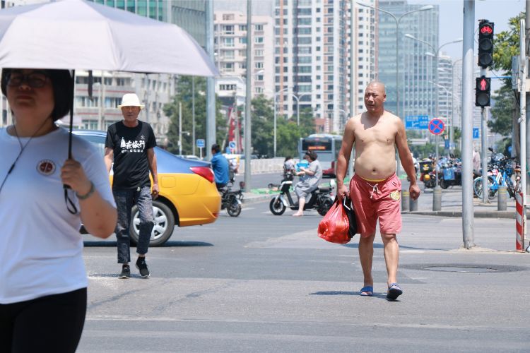 「上半身裸」も北京ビキニのスタイルの一つ（Imaginechina/アフロ）
