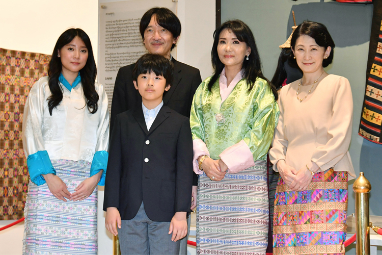 現地の王位織物博物館でブータン王室関係者と記念撮影をされた御一家（写真／時事通信フォト）