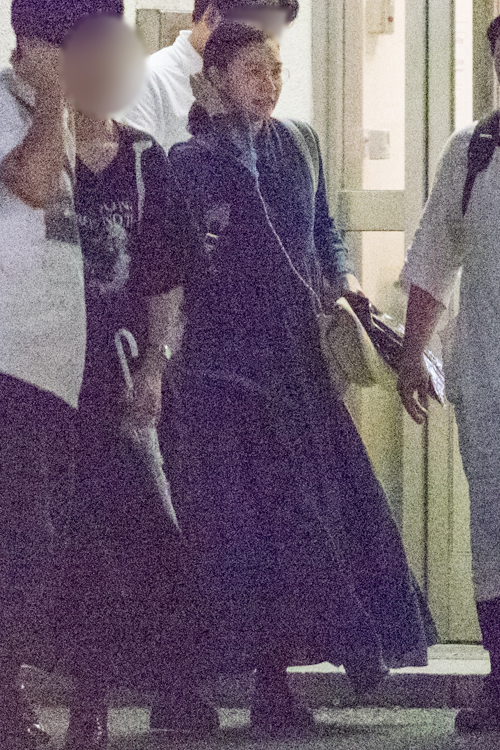 会場を後にする蒼井