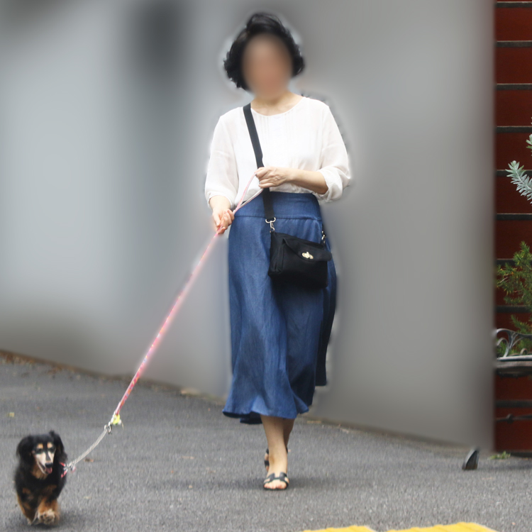 犬の散歩をする女性