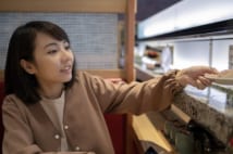 回転寿司はなぜ安い? サーモンがチリとベトナムで2度冷凍されるワケ