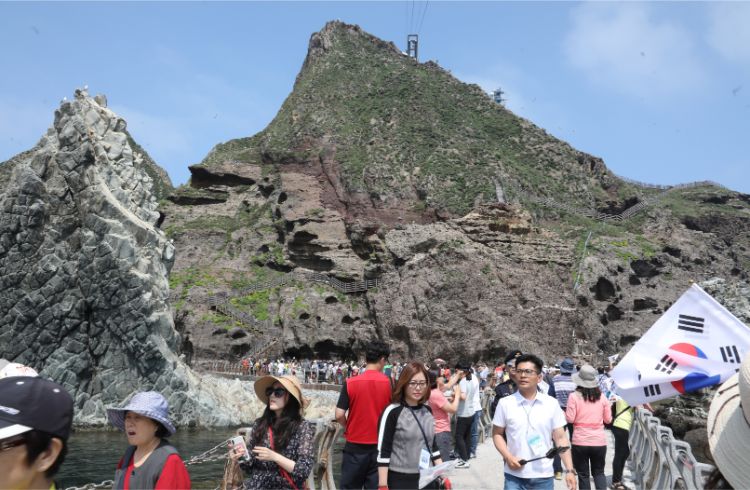 この夏は、予定していた日本旅行を中止して「独島（竹島の韓国名）」を訪れる家族も多いという（EPA=時事）