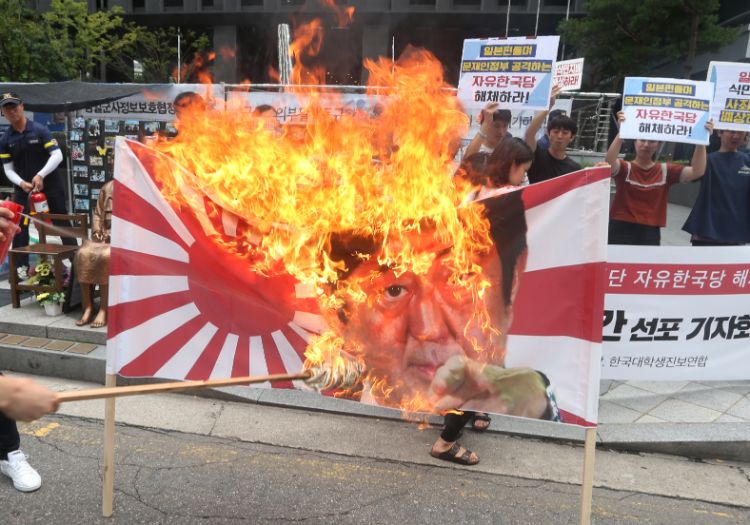 「光復節」に向けて反日の炎は燃え盛るばかり（EPA＝時事）