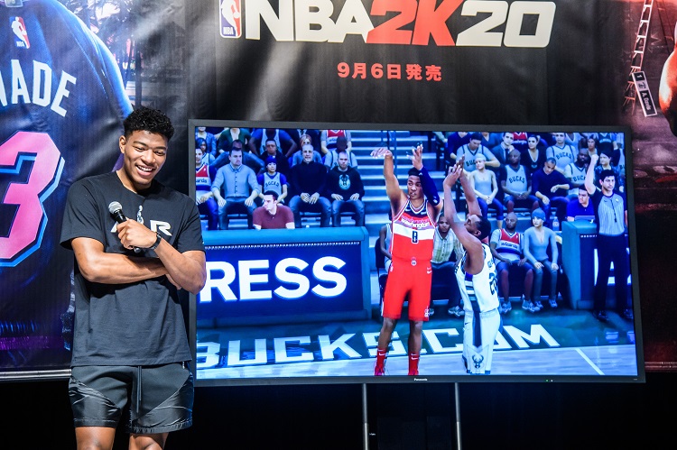 発表イベントでは、『NBA 2K20』に登場する自身を見て満面の笑み