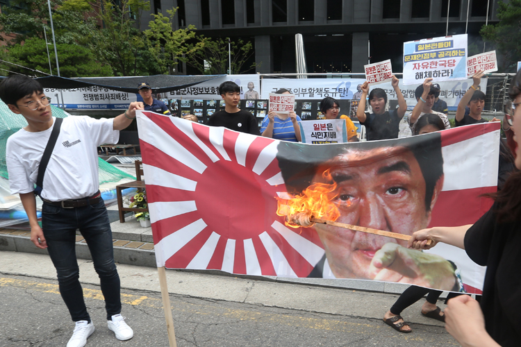 反日運動は日に日に激しさを増している（時事通信フォト）