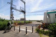 平城宮跡を横切る近鉄奈良線。左奥は朱雀門。