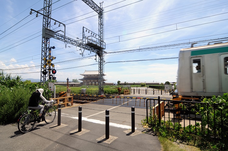 平城宮跡を横切る近鉄奈良線。左奥は朱雀門。