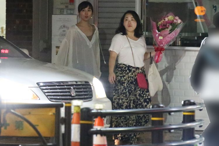 プライベートでもオーラ満載な比嘉愛未。右は人気女優の藤本沙紀（2019年）