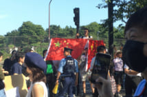 香港人デモ隊を挑発する中国人デモ隊(記者撮影)