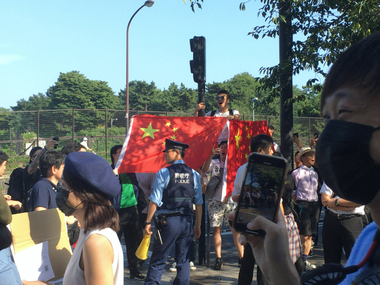 香港人デモ隊を挑発する中国人デモ隊